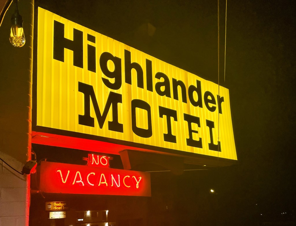 Szyld motelu Highlander w USA